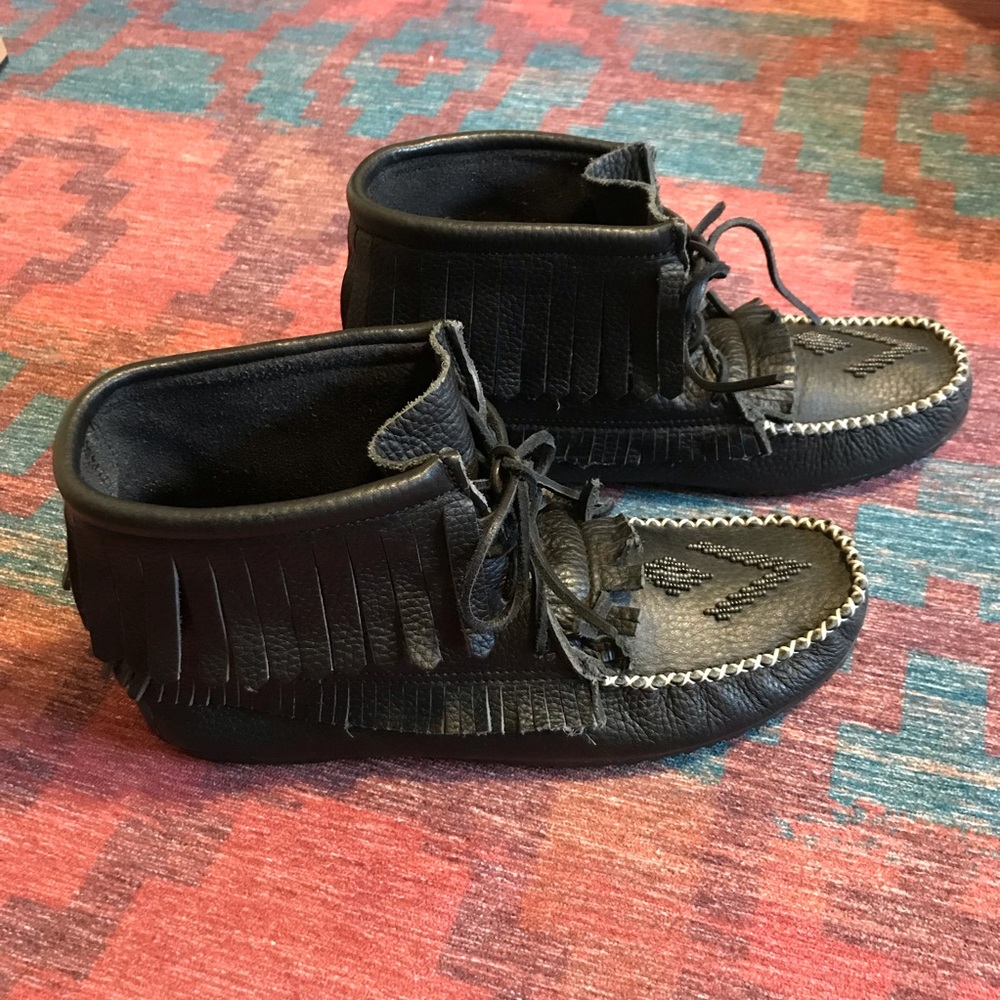 Manitobah Mukluks Harvester Grain Leather Moccasins - black